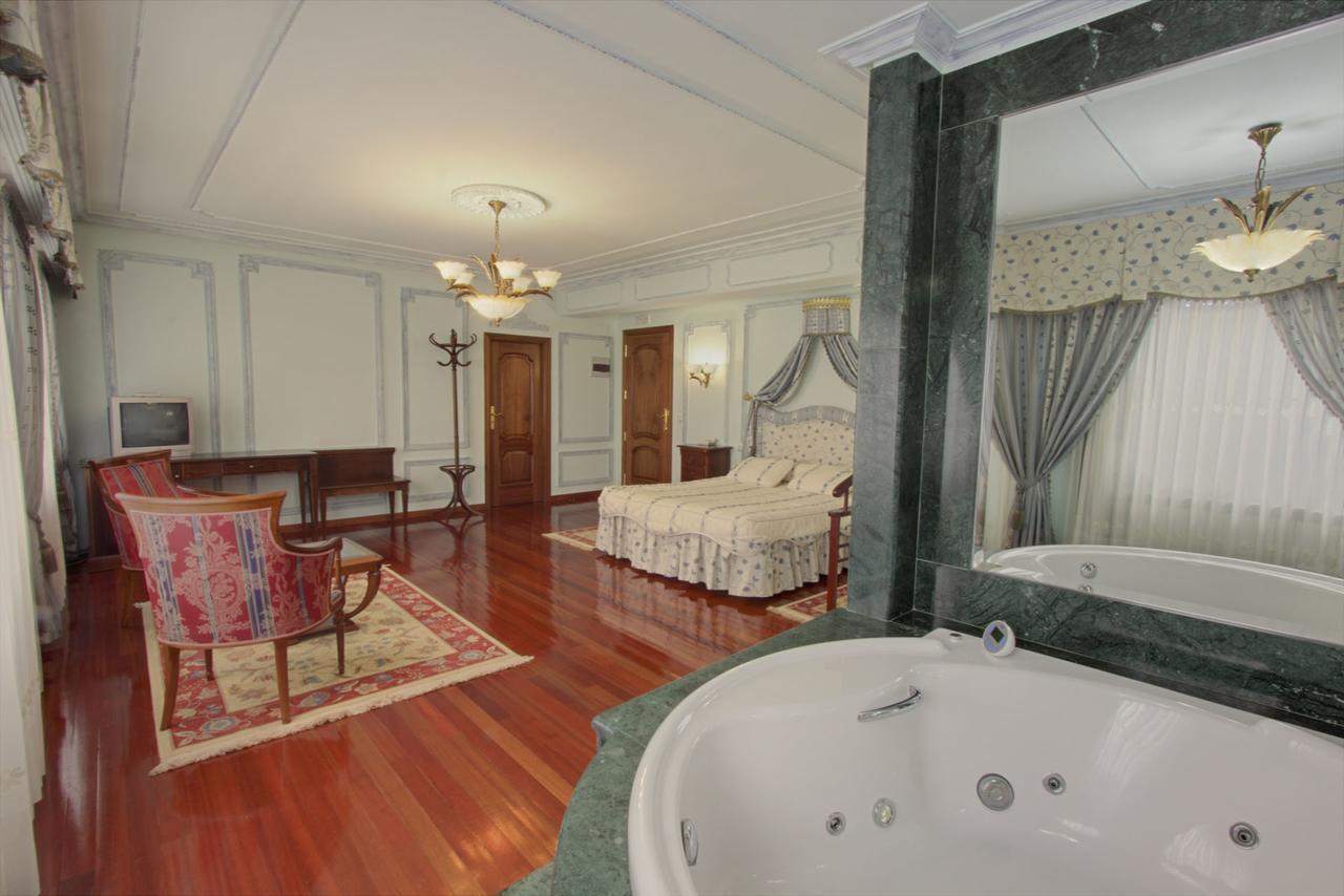 Pazo De Monterrei Hotel Ourense Bagian luar foto